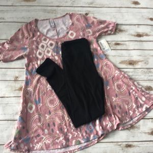 *NEW* LuLaRoe black leggings and perfect t
